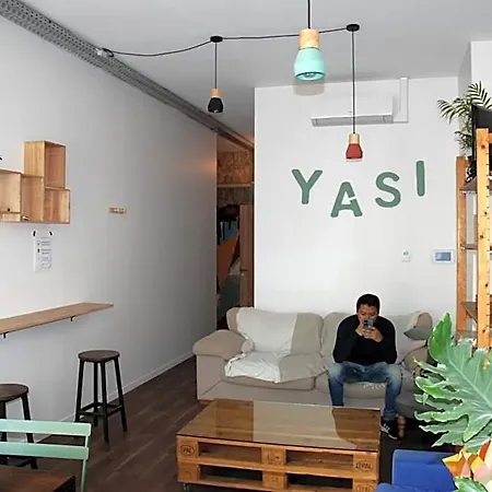 Yasi Хостел