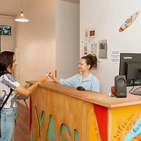 Yasi ليون