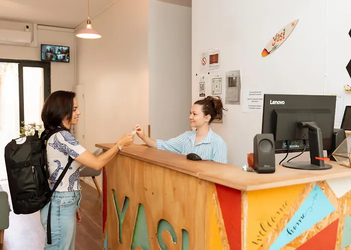 Yasi Hostel *